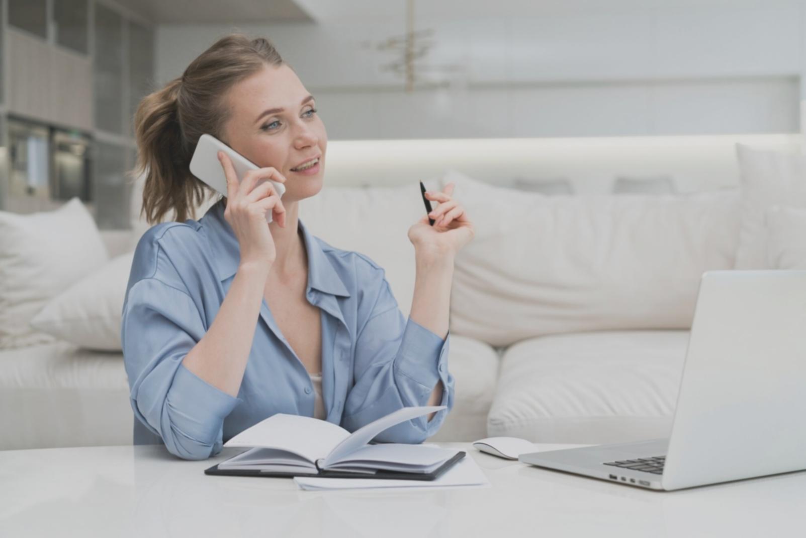 Studio di makeup professionale con palette di colori e strumenti per teoria cromatica