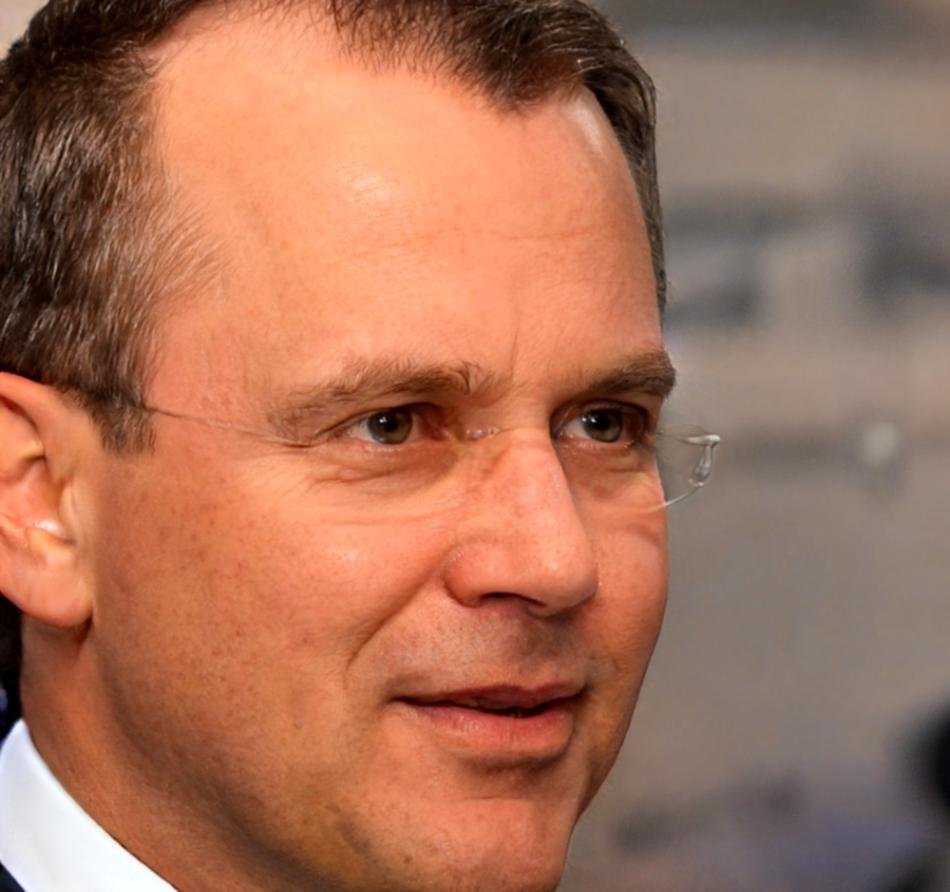 Lidia Bergström durante una sessione di makeup con focus sulla selezione dei colori